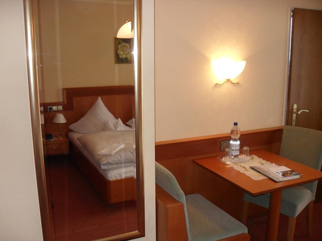 Hotel Reichsschenke Zum Ritter Gotz "Garni" 크로프 객실 사진